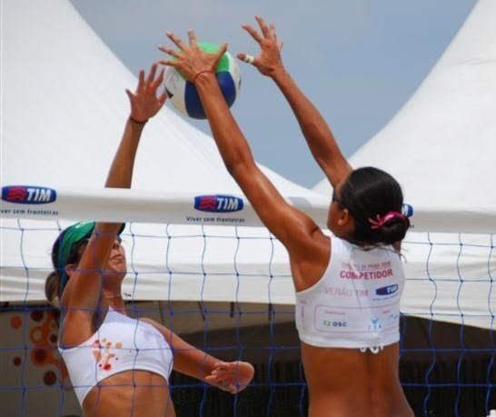 Patricia de Moura volleyball block